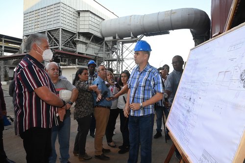 En la reunión se informó sobre la ejecución de la millonaria inversión en Antillana  y la capacidad de exportación que adquirirá. En días recientes el Presidente Díaz-Canel visitó la conocida como fábrica de fábricas.    Foto: Estudios Revolucion